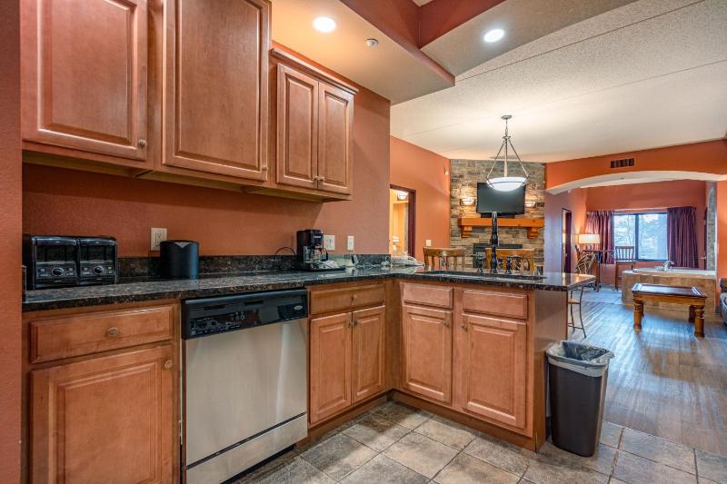 Two-Bedroom Deluxe Condo with River View - Non-Smoking image 4