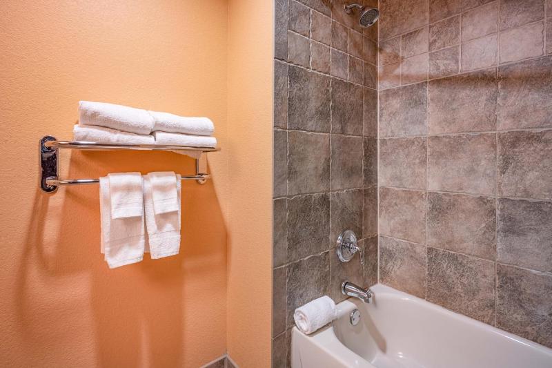 Junior Condo Suite with River View - Non-Smoking image 3