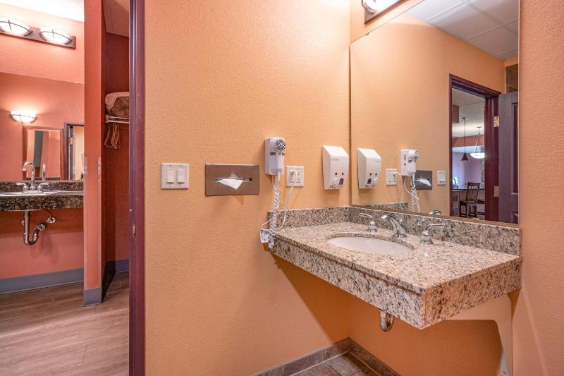 Junior Condo Suite with River View - Non-Smoking image 2