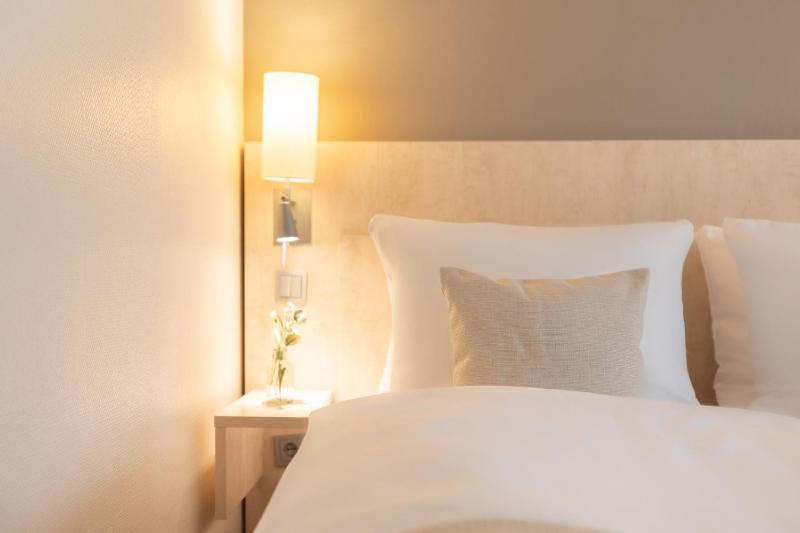 Standard King Room image 4