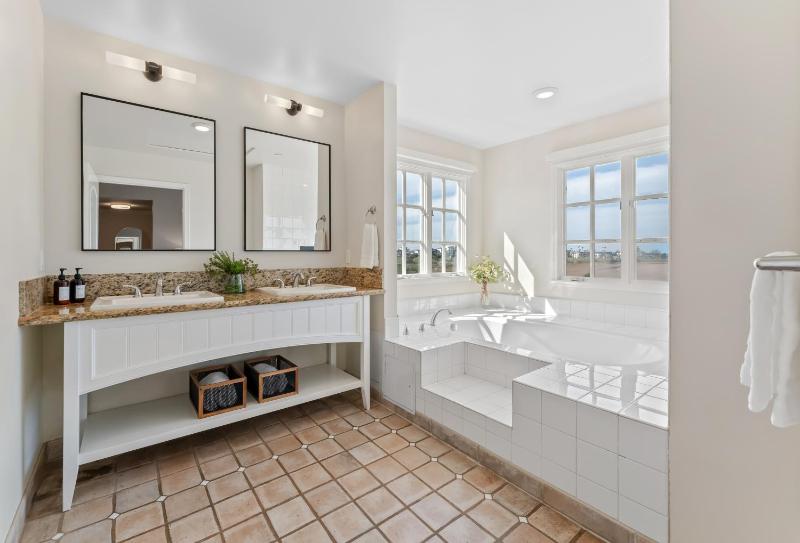 Signature Grand King View image 3