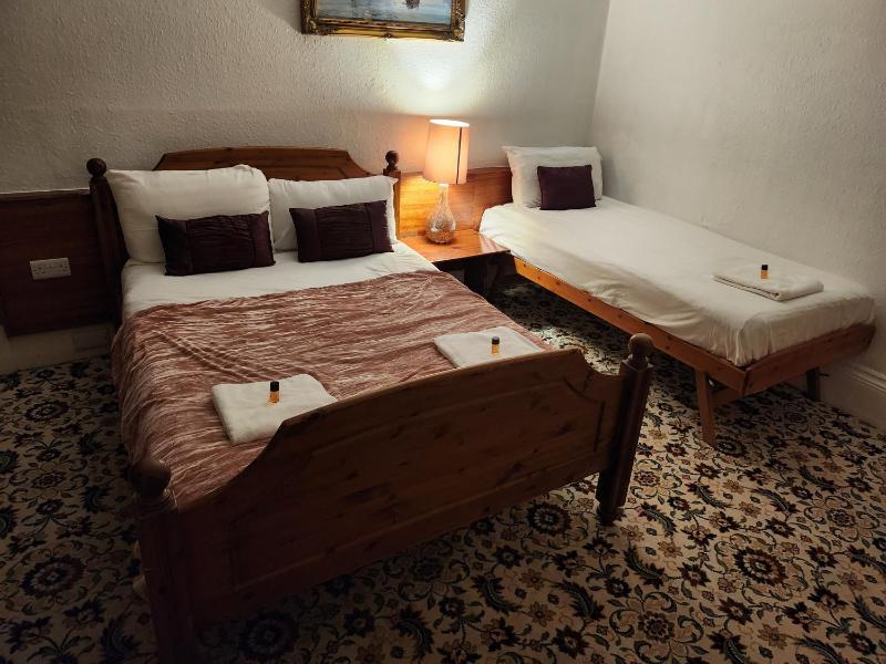 Double Room with Private Bathroom image 1