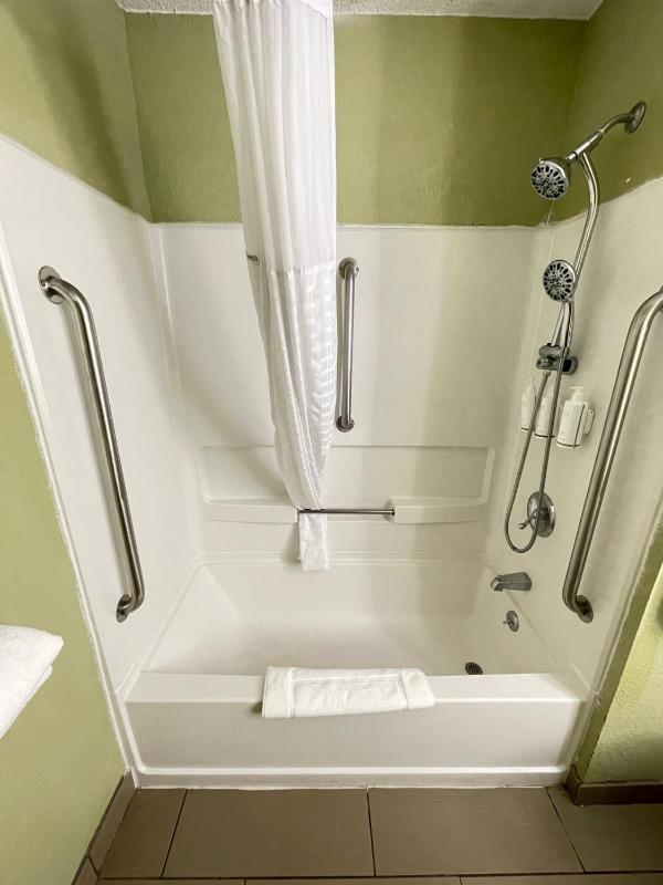 1 Queen Bed, Mobility/Hearing Accessible Room, Bathtub w/ Grab Bars, Non-Smoking image 2