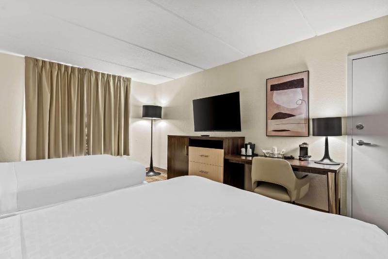 Queen Room with Two Queen Beds - Non-Smoking image 4