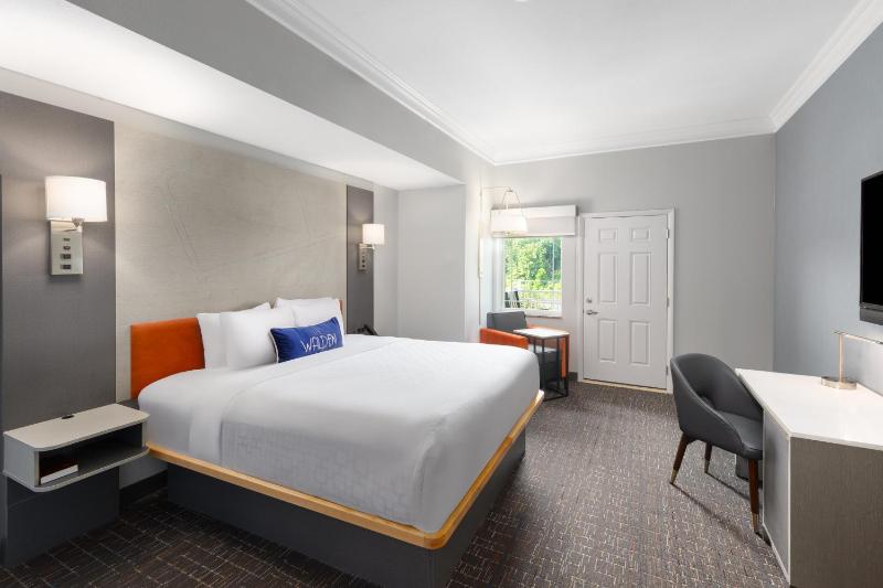 King Room with Tub and Grab Bars - Mobility/Hearing Accessible - Non-Smoking image 3