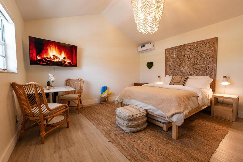 Deluxe Queen Suite image 3