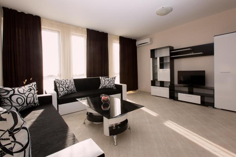 Executive One-Bedroom Apartment image 2