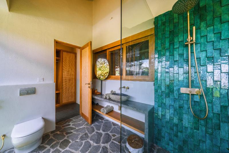 Villa Kauh - Luxury Tropical 5BR Villa Close to Pererenan Beach - image 16