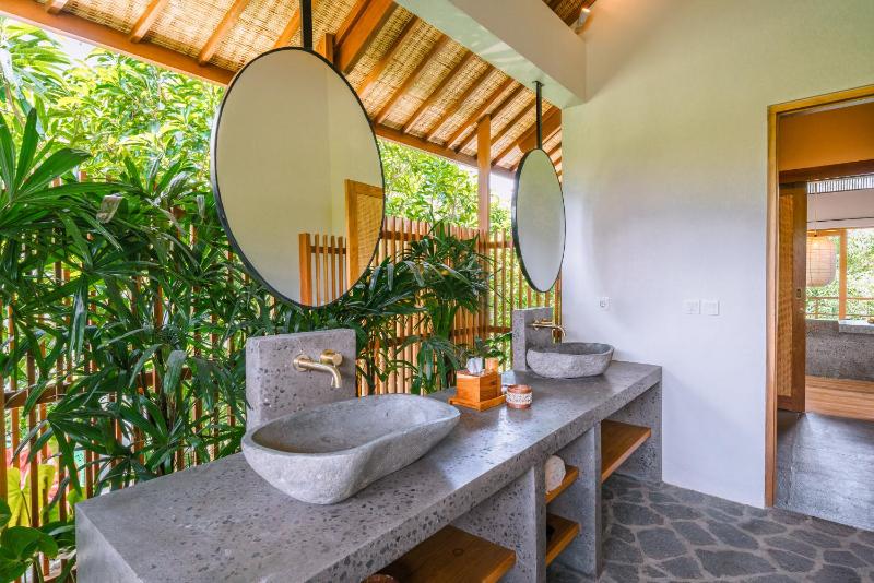 Villa Kauh - Luxury Tropical 5BR Villa Close to Pererenan Beach - image 7