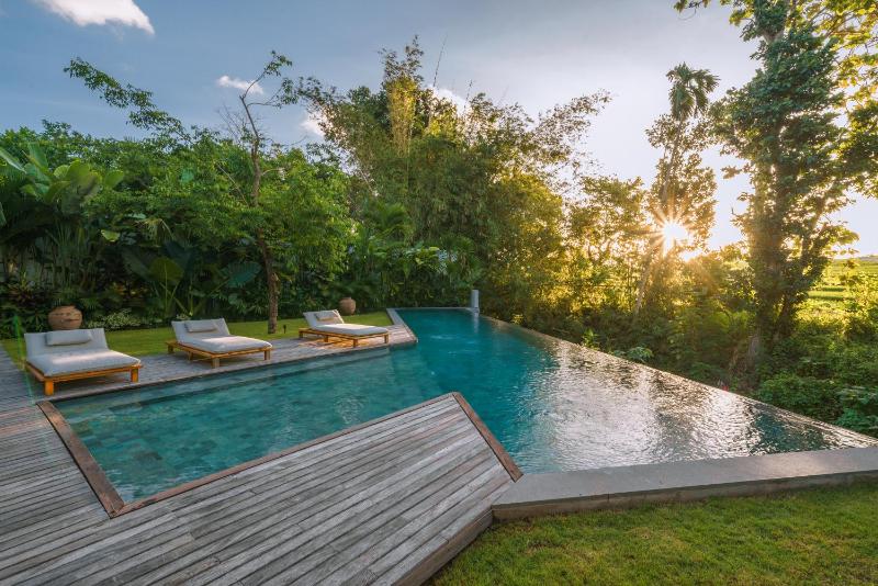 Villa Kauh - Luxury Tropical 5BR Villa Close to Pererenan Beach - image 2
