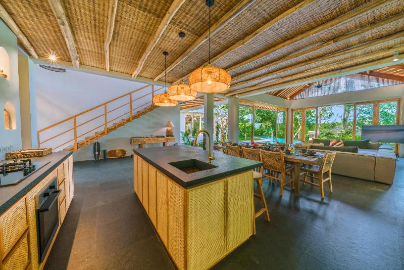 Villa Kauh - Luxury Tropical 5BR Villa Close to Pererenan Beach - image 3