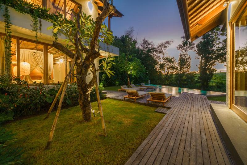 Villa Kauh - Luxury Tropical 5BR Villa Close to Pererenan Beach - image 14
