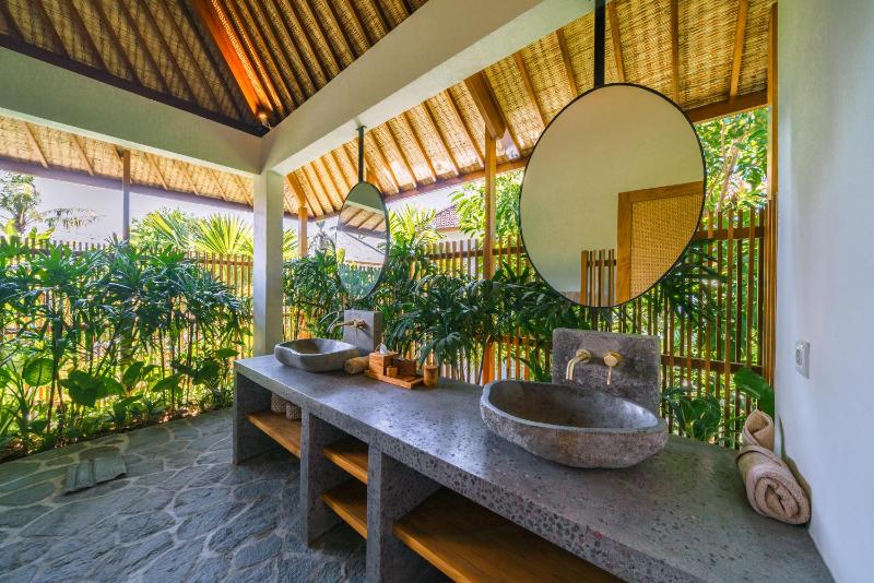 Villa Kauh - Luxury Tropical 5BR Villa Close to Pererenan Beach - image 6