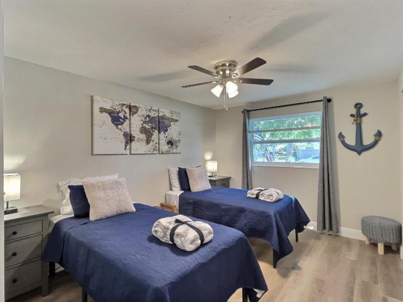 NEW Warm modern bliss just 10 minutes from Siesta Key beaches and downtown Sarasota - image 31
