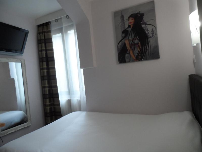 Single Room with Shower image 2