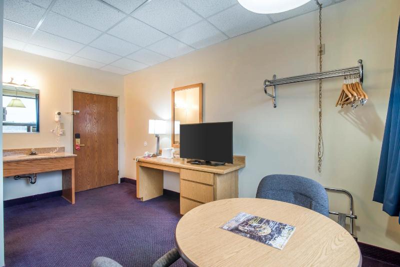 Queen Room - Non-Smoking image 2