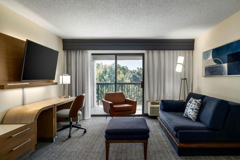 King Room with Sofa Bed and Adapted Tub - Mobility and Hearing Accessible image 3