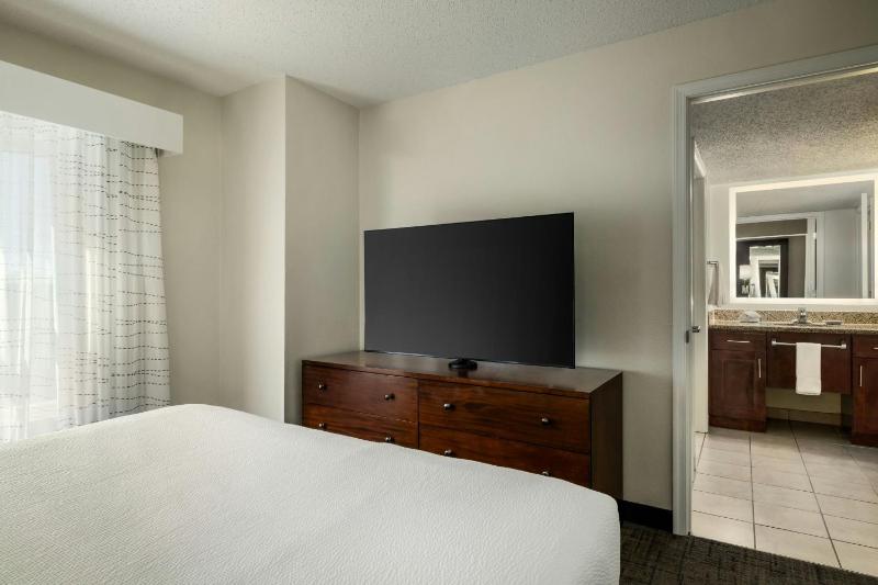 One-Bedroom Suite image 4