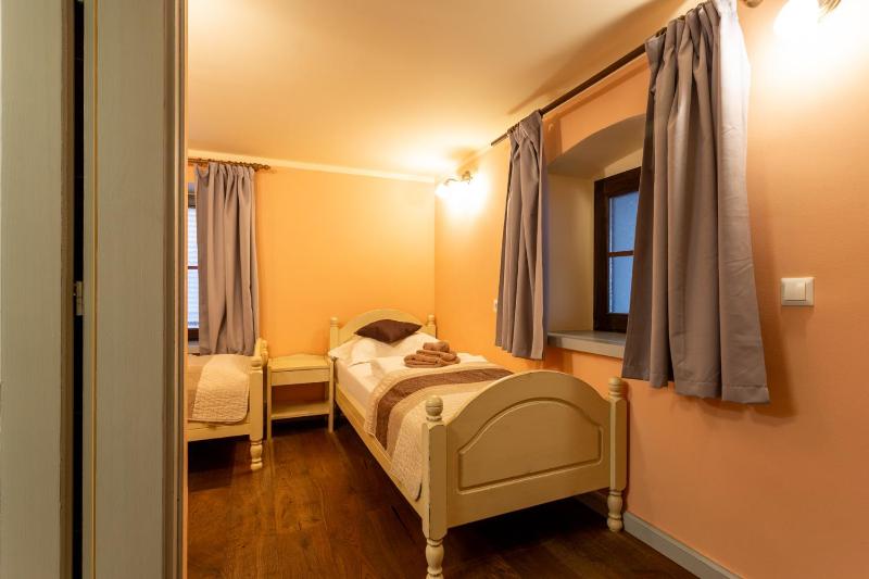 Small Twin Room image 3