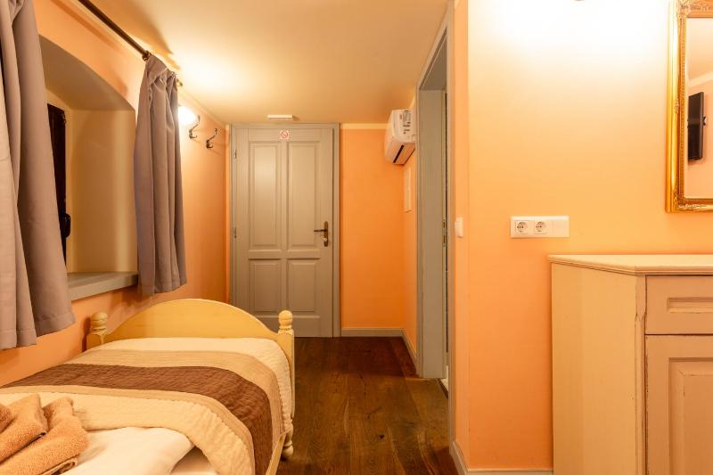 Small Twin Room image 2