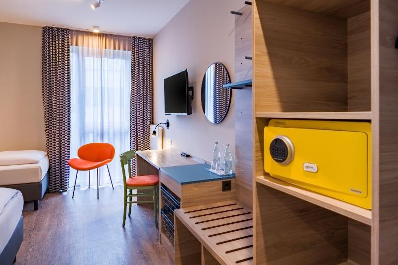 Deluxe Triple Room with Three Single Beds image 2