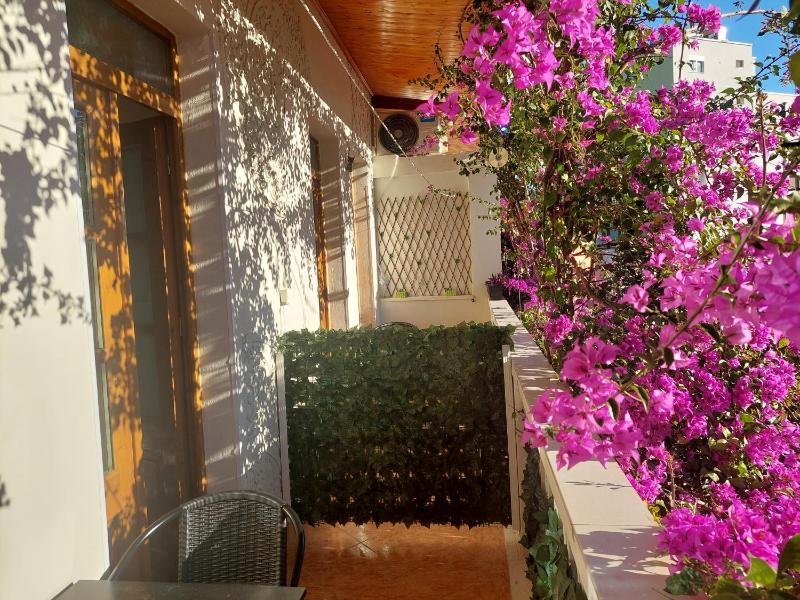 Godard Apartments - image 9