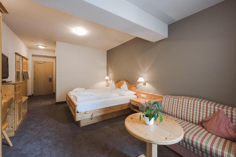 Double Room with Balcony image 3