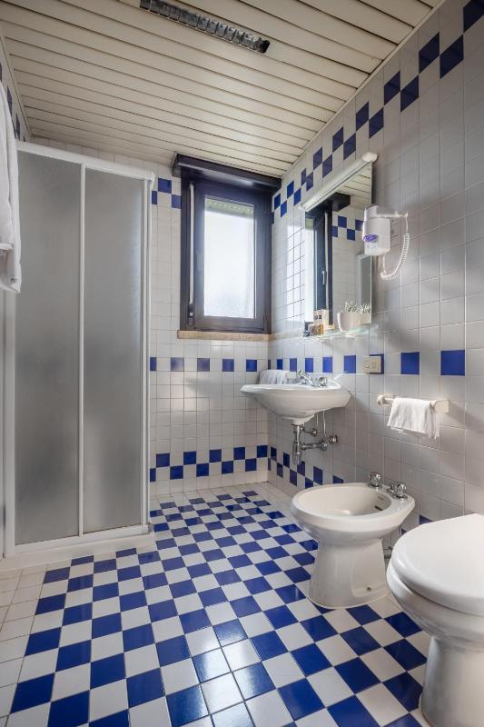 Standard Triple Room image 3