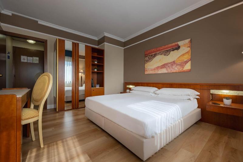 Classic Double Room image 4