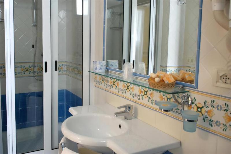 Double Room image 2