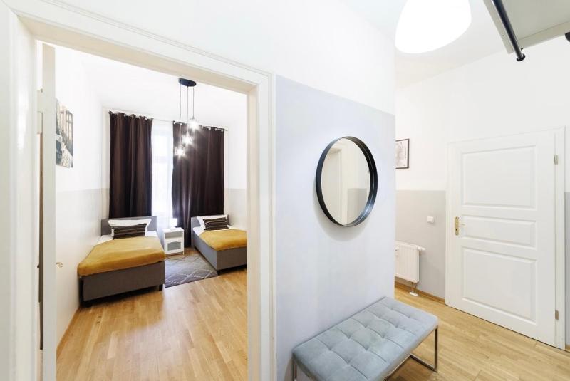 Deluxe Three-Bedroom Apartment with living room image 3