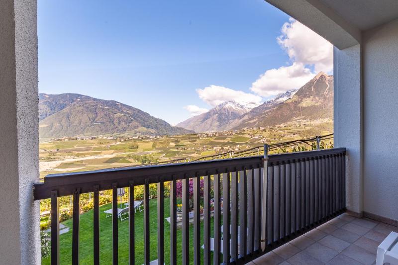 Deluxe Double Room with Balcony image 2