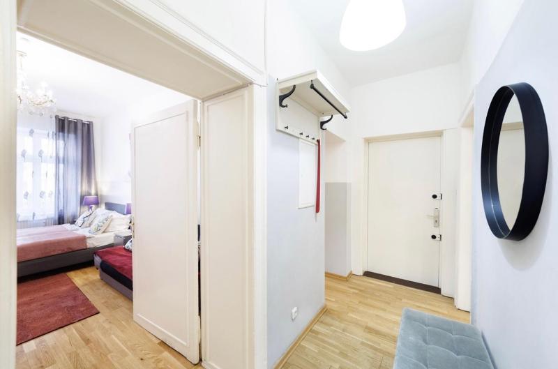 Deluxe Three-Bedroom Apartment with living room image 4