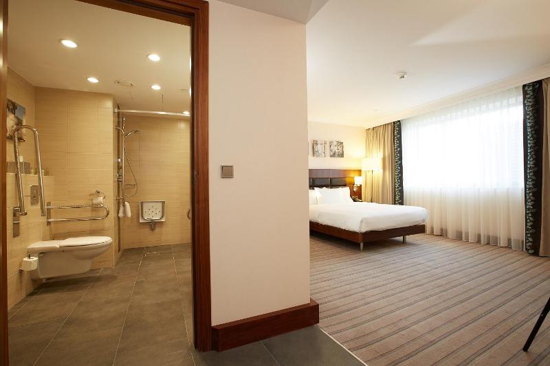 Queen Room - Mobility Access image 3