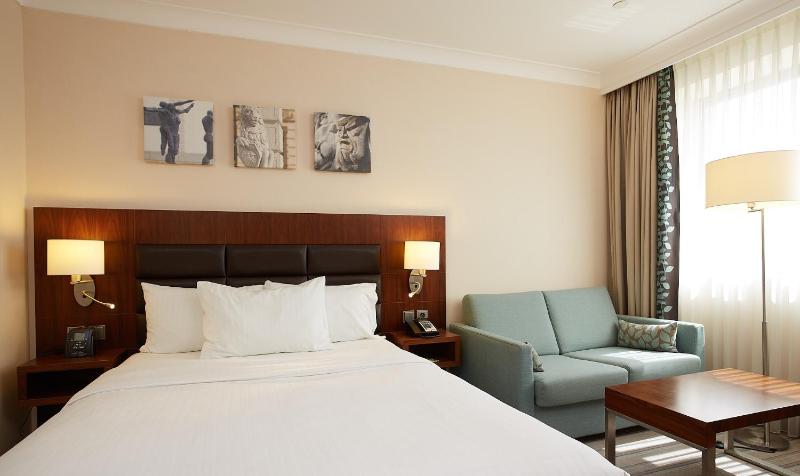 Queen Room image 3