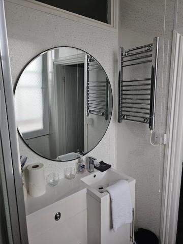 Deluxe King Room image 1
