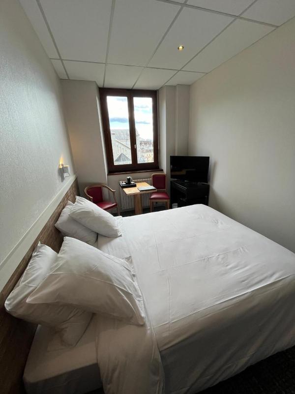 Standard Double Room with Shower image 3