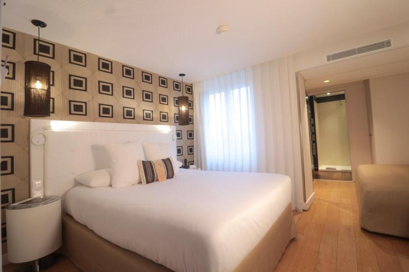 Deluxe Triple Room with Queen Bed and Sofa Bed - Non-Smoking image 1