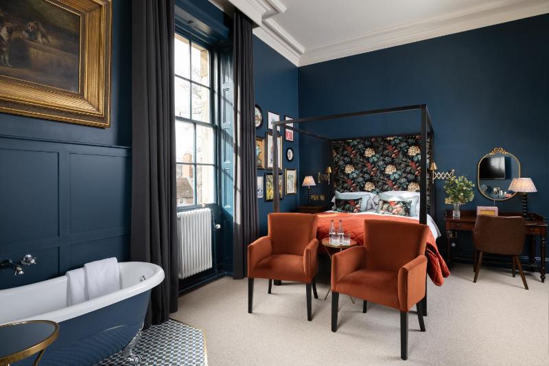 Luxury Four-Poster Room image 1