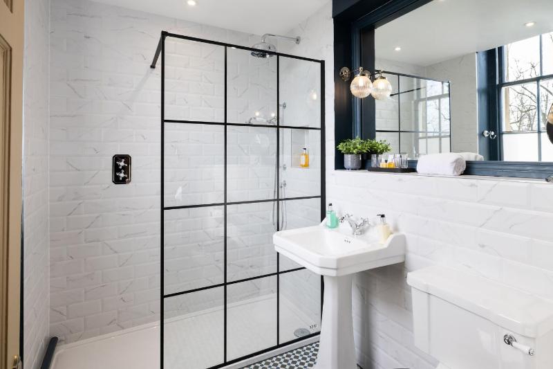 Luxury Four-Poster Room image 2