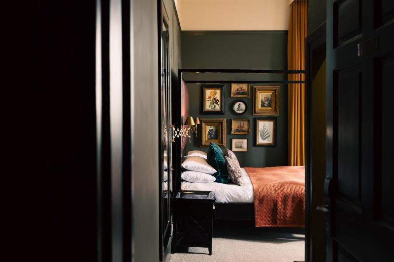 Luxury Four-Poster Room image 3