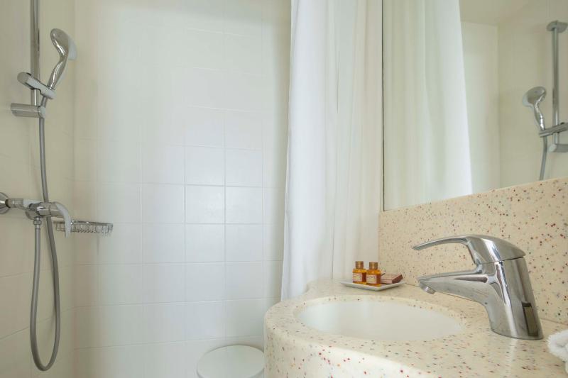 Single Room with a large bed image 3