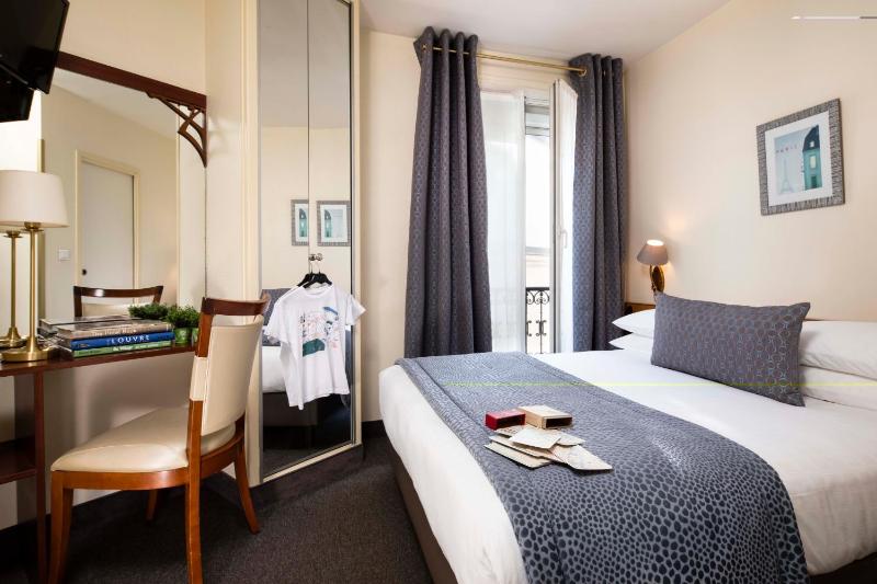 Single Room with a large bed image 2