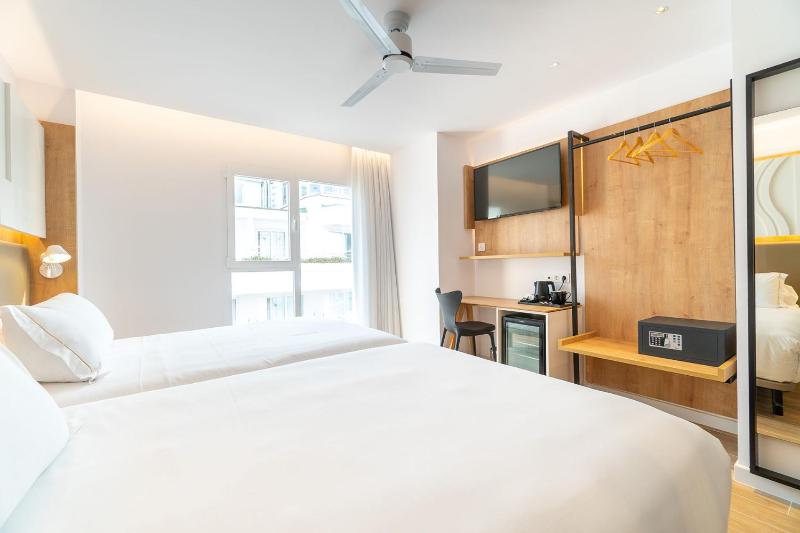 Superior Twin Room image 3