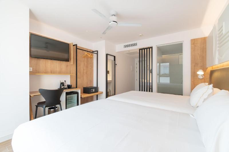 Superior Twin Room image 2