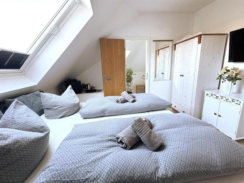 Classic Double Room image 4