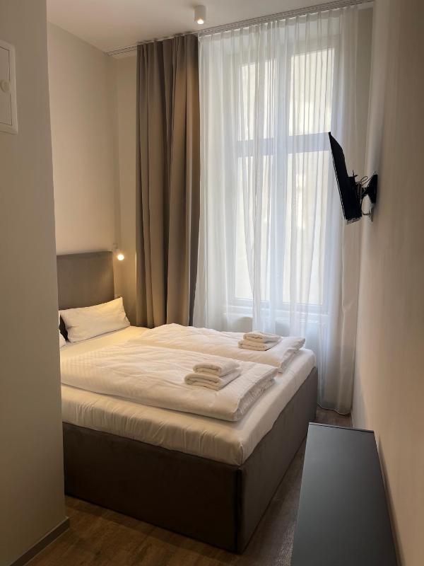 Double Room image 3