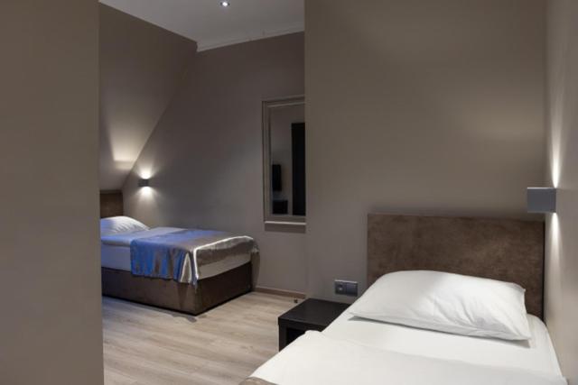 Twin Room image 4