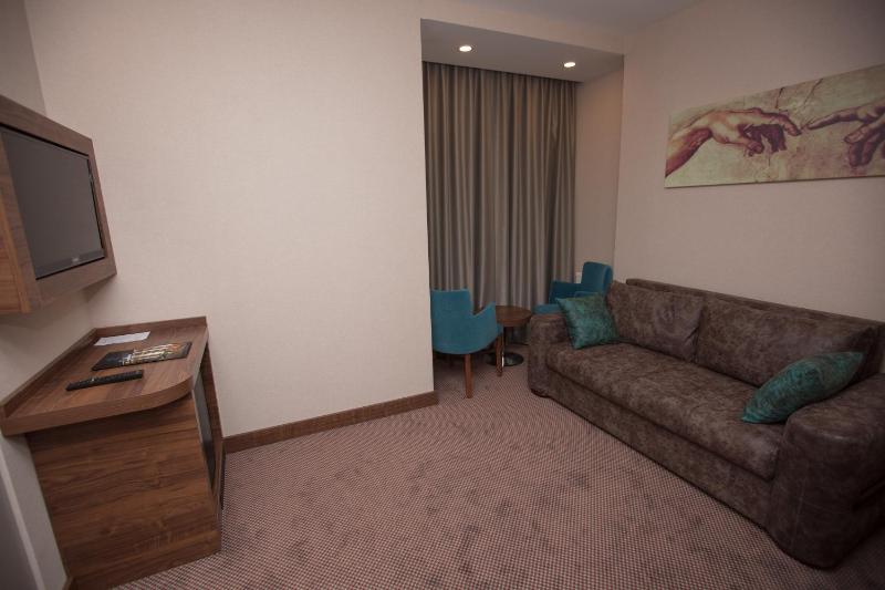 Deluxe Suite image 3