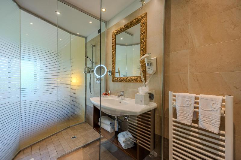 Classic Double Room image 4